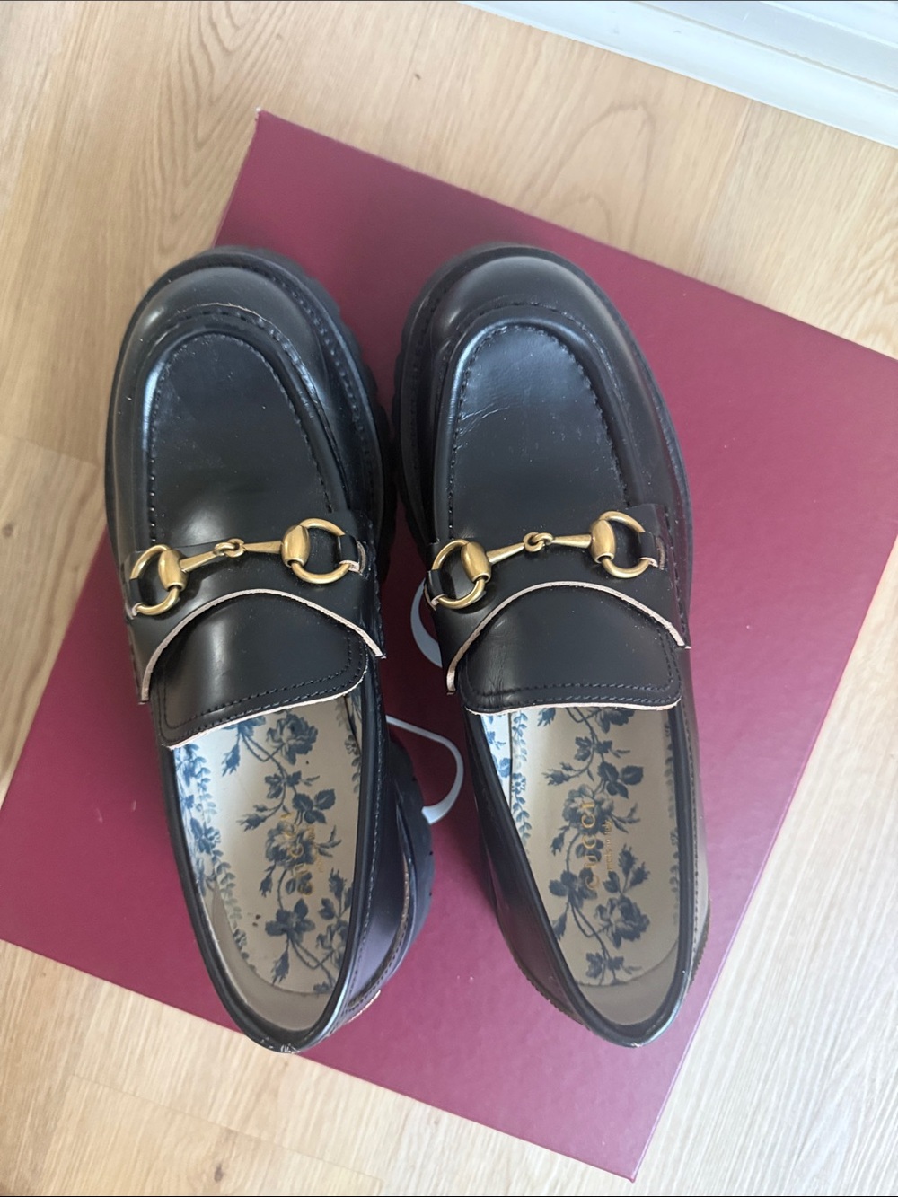 Gucci Women’s Black Leather Loafers with Gold Horsebit